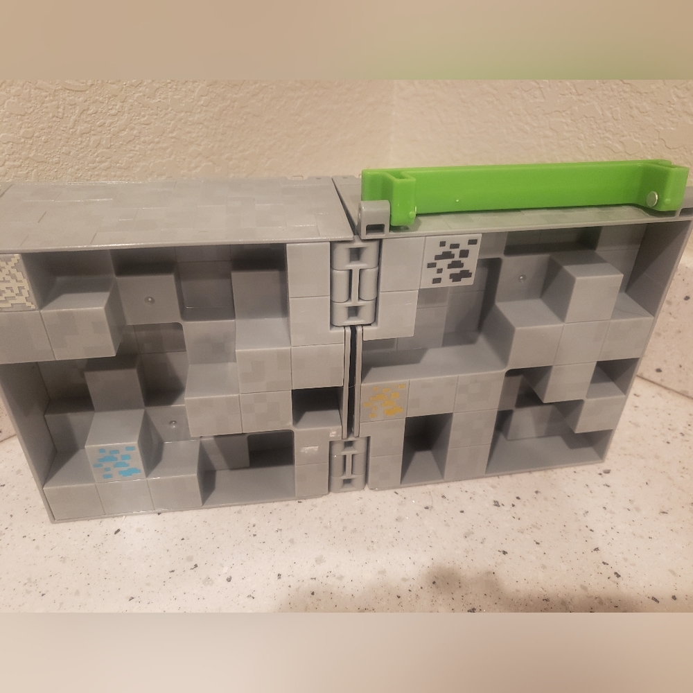 Mindcraft case and 13 peices